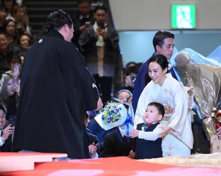 断髪式で家族から花束を受け取る伊勢ケ浜親方（左）。右からドルジハンド夫人、長男の照務甚（テムジン）くん（撮影・開出牧）