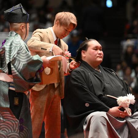 伊勢ケ浜親方（右）のまげにハサミを入れる武尊（撮影・開出牧）