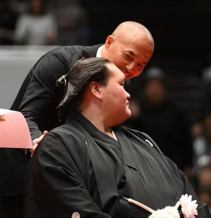 伊勢ケ浜親方（手前）の断髪式に参加した小野伸二氏（撮影・開出牧）