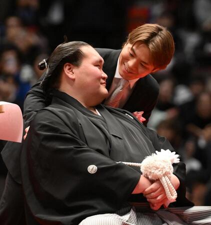 伊勢ケ浜親方（手前）の断髪式に参加した阿部一二三（撮影・開出牧）