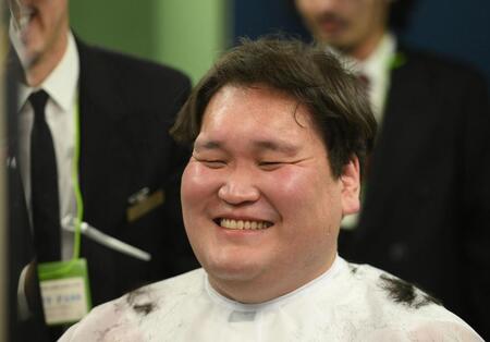 断髪式後に散髪し笑顔を見せる伊勢ケ浜親方（撮影・開出牧）