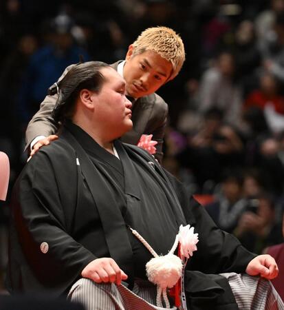 伊勢ケ浜親方（手前）の断髪式に参加した井岡一翔（撮影・開出牧）