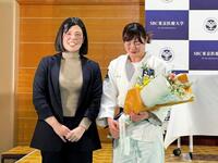 今井コーチ（左）の登場に号泣する角田夏実（撮影・藤川資野）