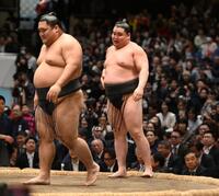 伊勢ケ浜部屋幕下以下トーナメント戦で三重ノ富士（左）を下手出し投げで破り優勝した旭富士（撮影・開出牧）