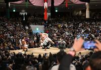 最後の土俵入りを行う照ノ富士（中央）。左は太刀持ち・豊昇龍（撮影・開出牧）