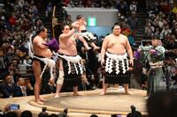 長男・テムジンくんを連れて最後の土俵入りを行った照ノ富士（左中央）。左は太刀持ち・豊昇龍、右は露払い・大の里（撮影・開出牧）