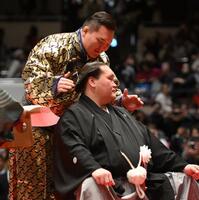 伊勢ケ浜親方（右）の断髪式に参加した白鵬氏（撮影・開出牧）