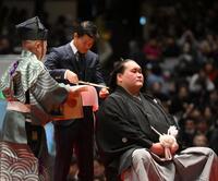 伊勢ケ浜親方（右）のまげにハサミを入れる亀田和毅（撮影・開出牧）