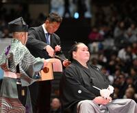 伊勢ケ浜親方（右）のまげにハサミを入れる中田翔氏（撮影・開出牧）