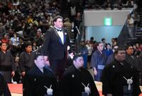 散髪してタキシード姿であいさつに登場した伊勢ケ浜親方（撮影・開出牧）