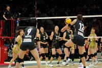 両チーム全員でプレーするルールで、ブロックを破られ、苦笑いの佐藤淑乃（左から３人目）＝撮影・坂部計介