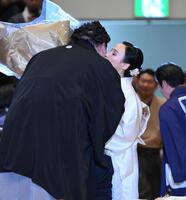 伊勢ケ浜親方（左）に花束を渡しキスをするドルジハンド夫人（撮影・開出牧）