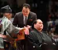 伊勢ケ浜親方（右）のまげにハサミを入れる槙原寛己氏（撮影・開出牧）