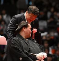 伊勢ケ浜親方（手前）の断髪式に参加した吉田秀彦氏（撮影・開出牧）