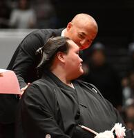 伊勢ケ浜親方（手前）の断髪式に参加した小野伸二氏（撮影・開出牧）