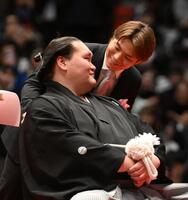 伊勢ケ浜親方（手前）の断髪式に参加した阿部一二三（撮影・開出牧）