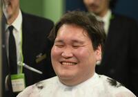 断髪式後に散髪し笑顔を見せる伊勢ケ浜親方（撮影・開出牧）