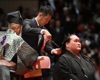 伊勢ケ浜親方のまげにハサミを入れるロッテ・西岡剛コーチ（撮影・開出牧）