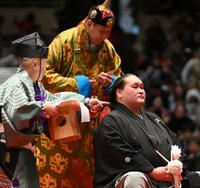 伊勢ケ浜親方のまげにハサミを入れるゲレグジャムツ・ウスフバヤル（撮影・開出牧）