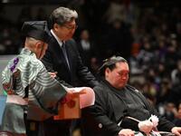 伊勢ケ浜親方（右）の断髪式に参加した萩生田光一衆議院議員（撮影・開出牧）