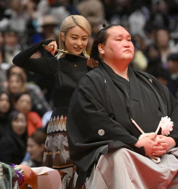 照ノ富士断髪式 タレント小島瑠璃子も出席 土俵脇から丁寧にハサミを