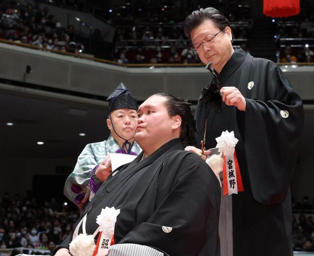 照ノ富士が大銀杏に別れ 最後は師匠が