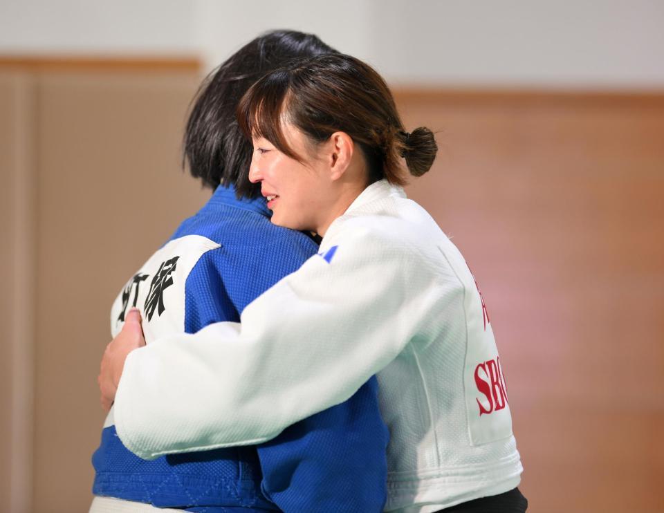 サプライズ登場した今井優子コーチ（左）とハグを交わす角田夏実（撮影・伊藤笙子）