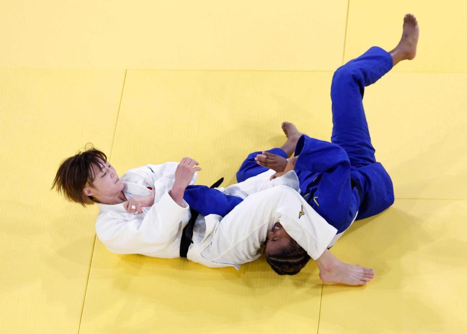 ２０２４年７月、パリ五輪柔道女子４８キロ級２回戦、南アフリカ選手（右）に腕ひしぎ十字固めで一本勝ちした角田夏実（共同）