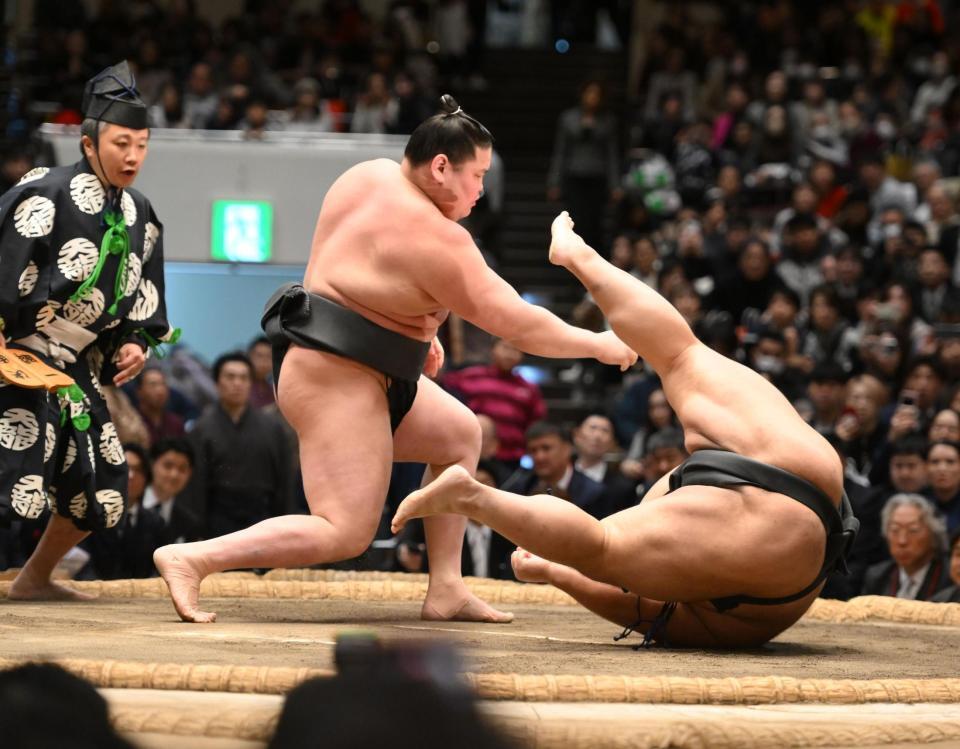伊勢ケ浜部屋幕下以下トーナメント戦で三重ノ富士を下手出し投げで破り優勝した旭富士（撮影・開出牧）