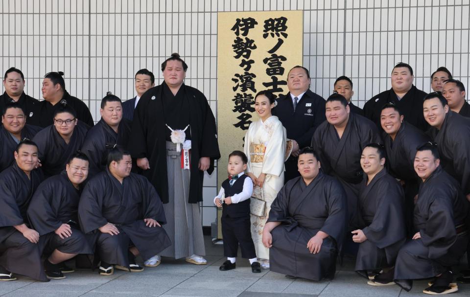 断髪式を前に、同門の力士、家族と並ぶ元照ノ富士の伊勢ケ浜親方（中央左）