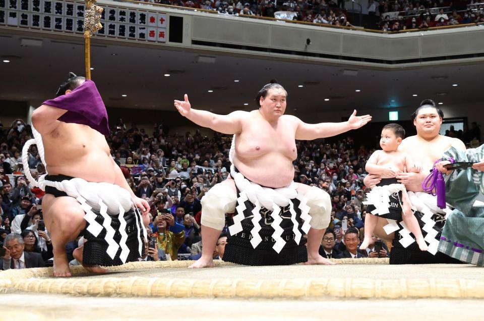 太刀持ちの豊昇龍（左）、露払いの大の里（右）を従え土俵入りする元照ノ富士の伊勢ケ浜親方