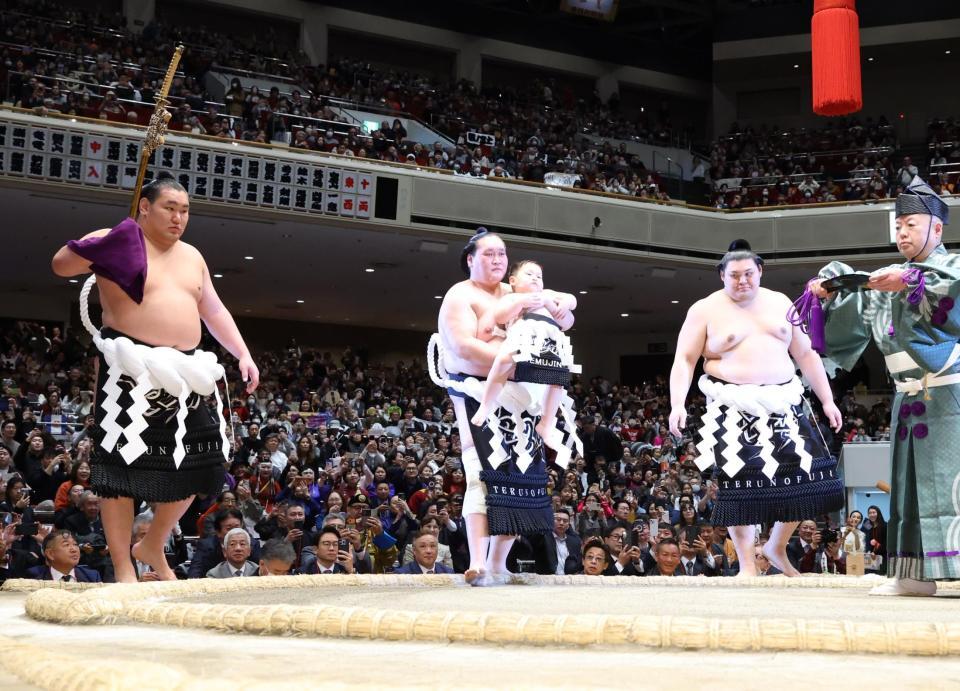 太刀持ちの豊昇龍（左）、露払いの大の里（右から２人目）を従え土俵入りする元照ノ富士の伊勢ケ浜親方