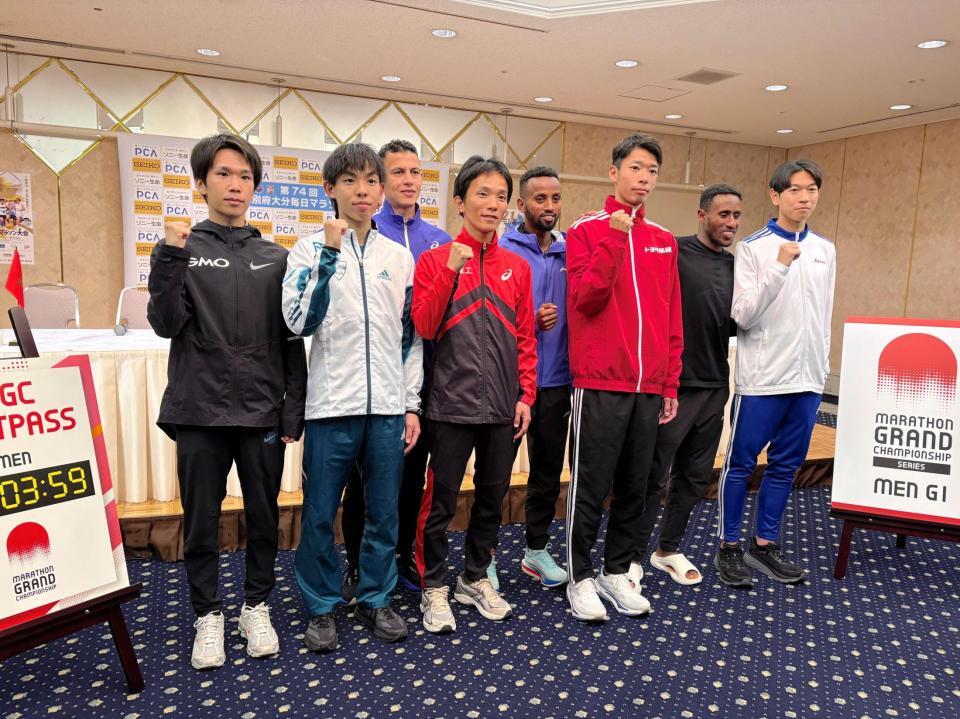 会見に臨んだ吉田祐也（左端）、黒田朝日（左から２人目）ら招待選手