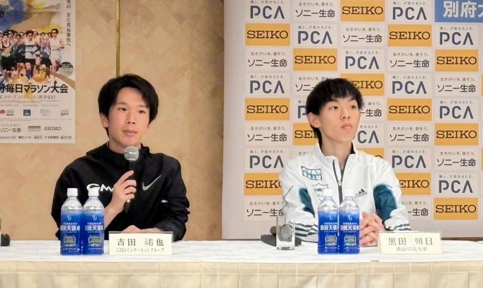 会見に臨んだ吉田祐也（左）と黒田朝日