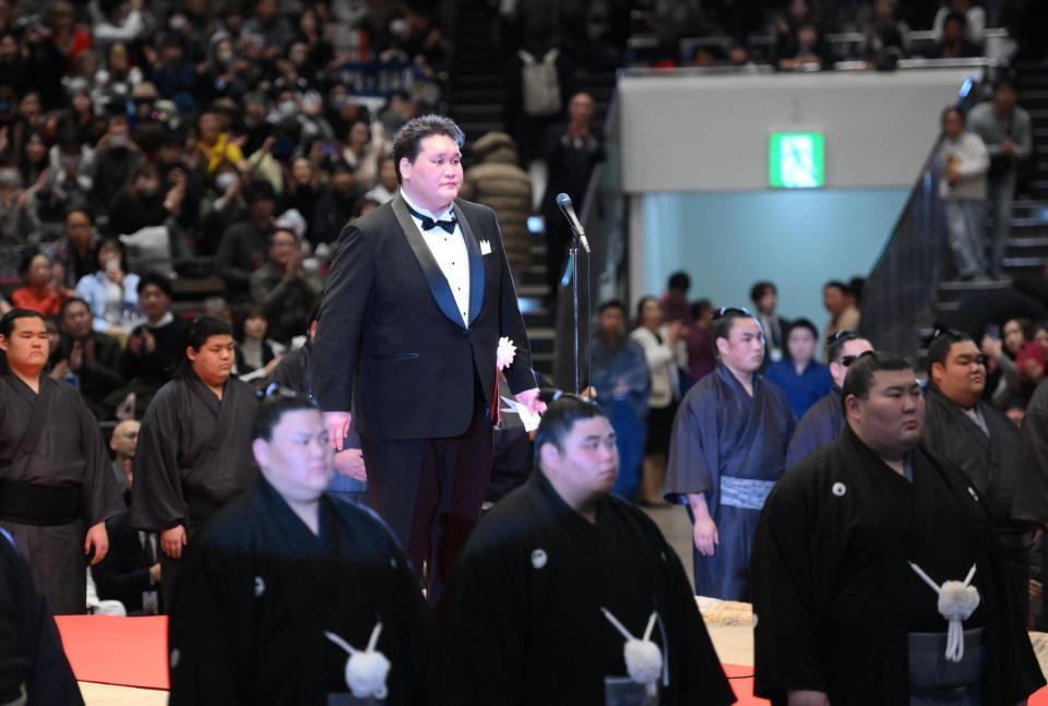 散髪してタキシード姿であいさつに登場した伊勢ケ浜親方（撮影・開出牧）