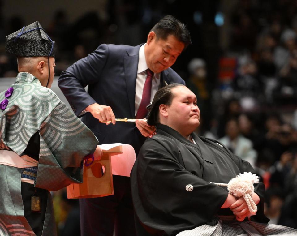 伊勢ケ浜親方（右）のまげにハサミを入れる花田虎上氏（撮影・開出牧）