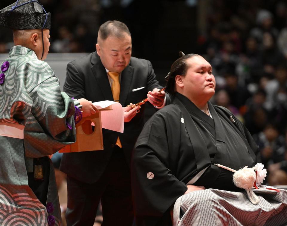 伊勢ケ浜親方のまげにハサミを入れる中板秀二氏（撮影・開出牧）