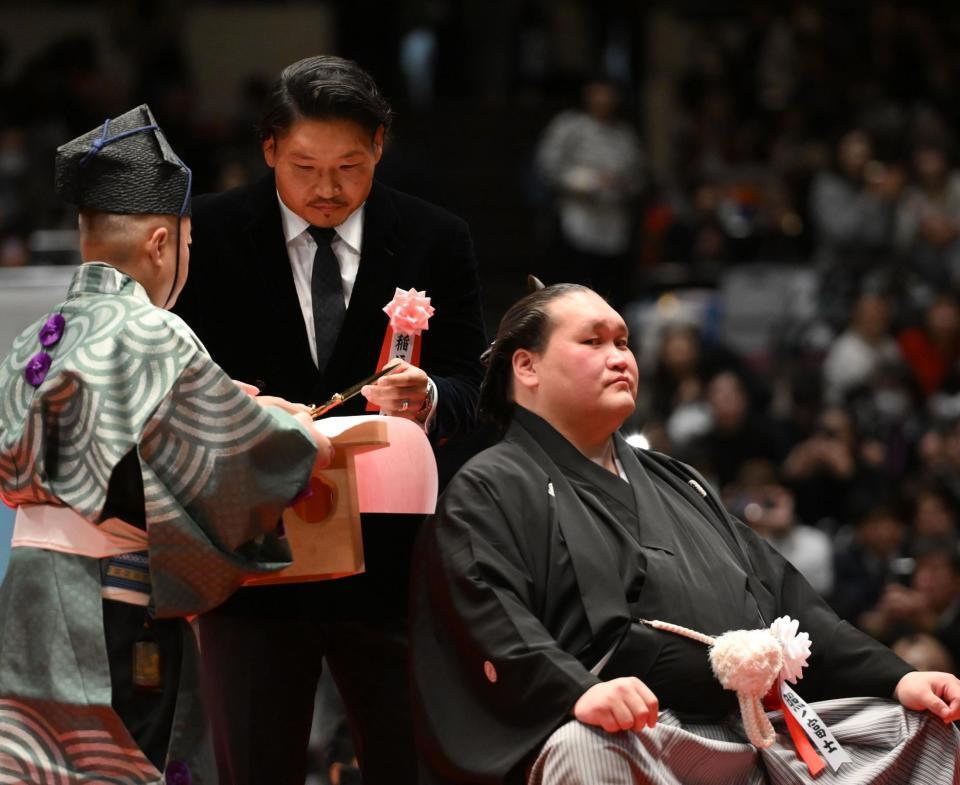 伊勢ケ浜親方（右）の断髪式に参加した稲垣啓太（撮影・開出牧）