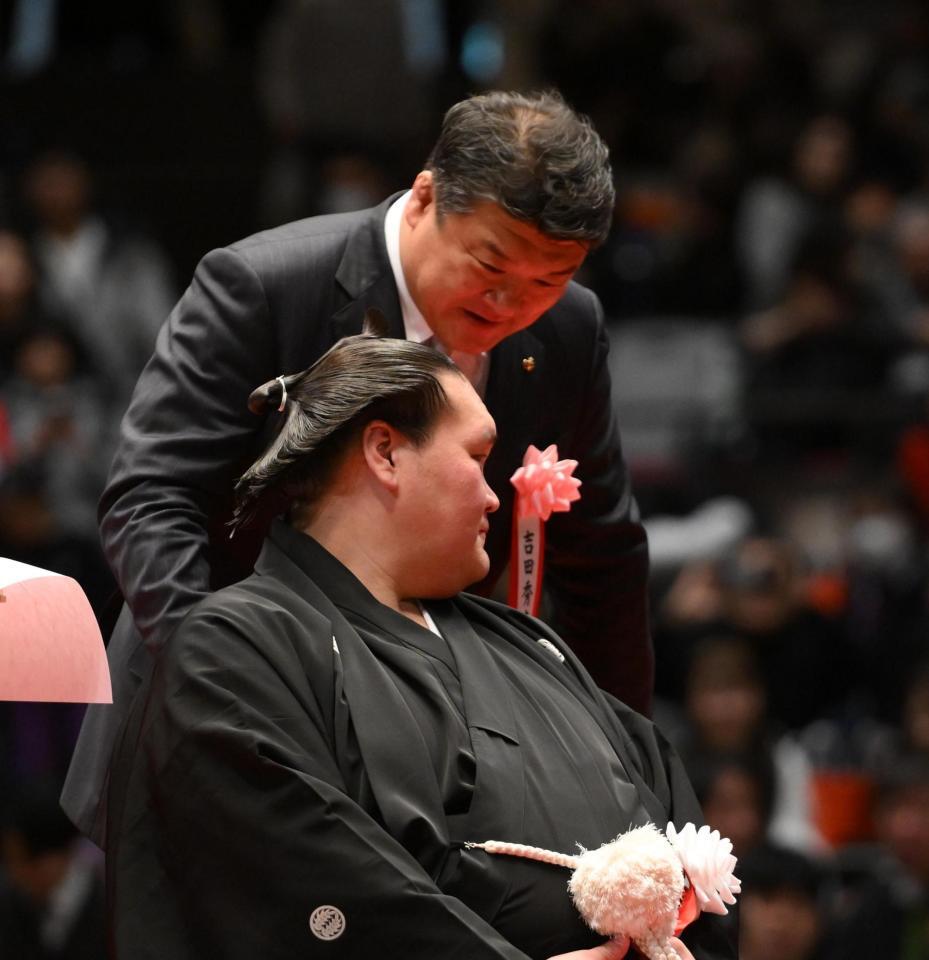 伊勢ケ浜親方（手前）の断髪式に参加した吉田秀彦氏（撮影・開出牧）