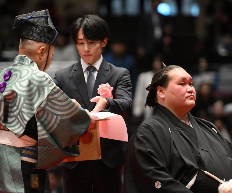 伊勢ケ浜親方（右）の断髪式に参加した加藤凌平（撮影・開出牧）