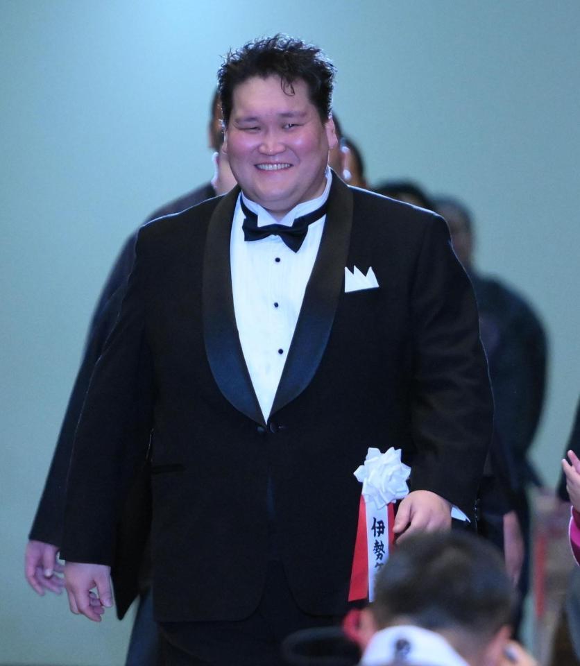 散髪を終えタキシード姿で登場した伊勢ケ浜親方（撮影・開出牧）