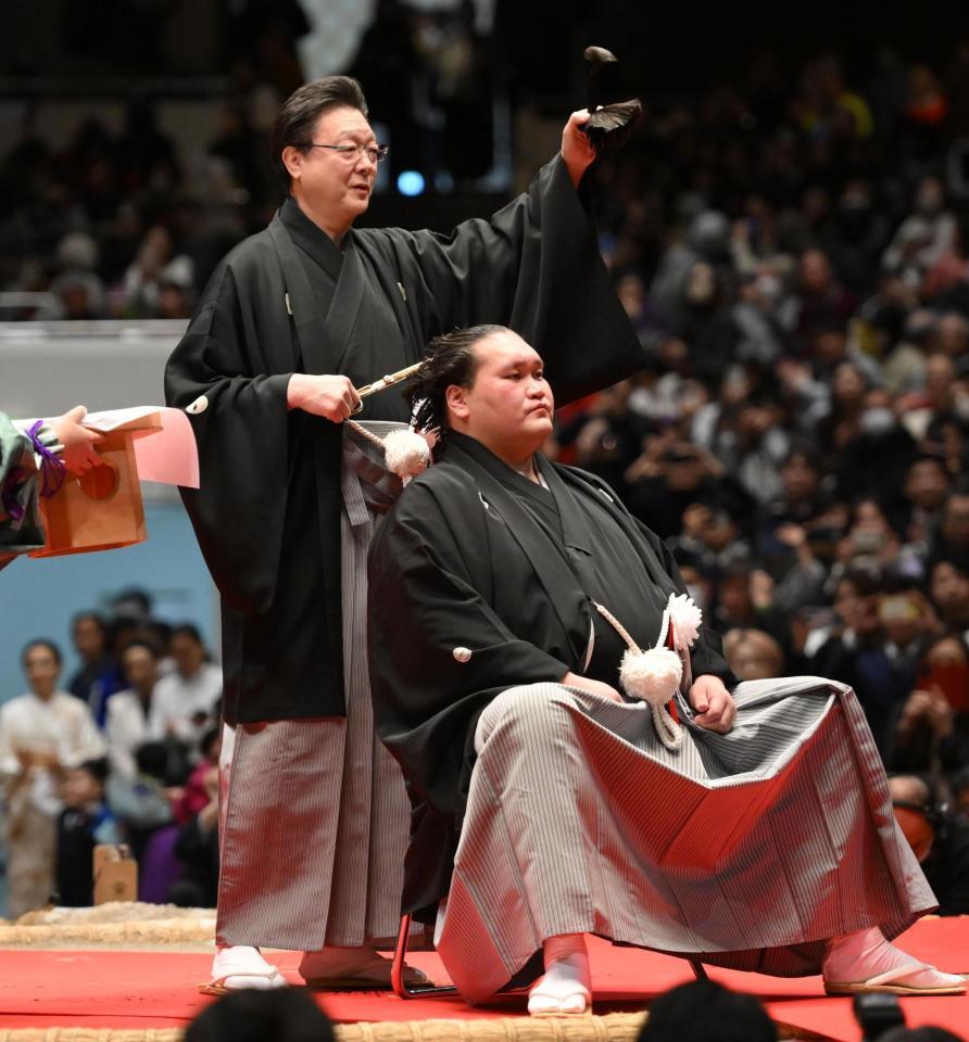 断髪式で師匠の宮城野親方（左）に止めバサミを入れられ、大銀杏を切り落とした元照ノ富士の伊勢ケ浜親方（撮影・開出牧）