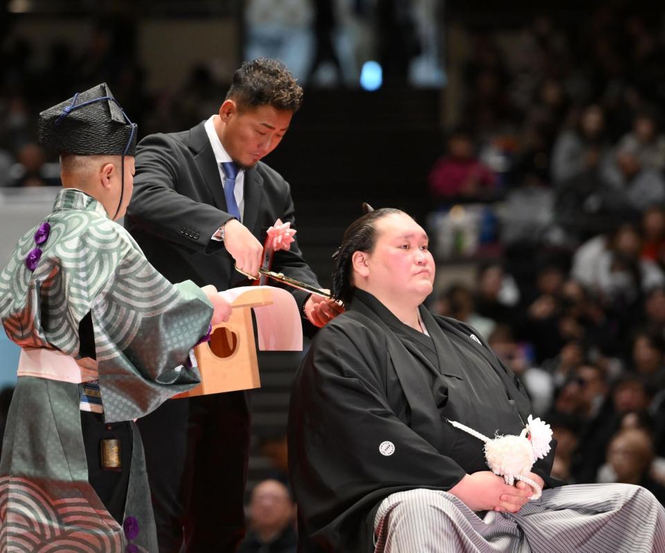 伊勢ケ浜親方（右）のまげにハサミを入れる中田翔氏（撮影・開出牧）