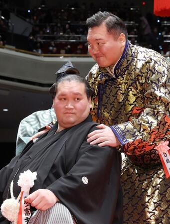 元横綱照ノ富士の伊勢ケ浜親方（左）をねぎらう元横綱の白鵬翔さん