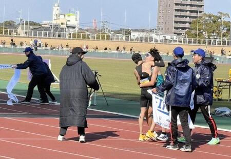 ゴール後、健闘をたたえ合う２位吉田（左）と３位黒田