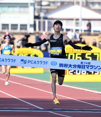 日本人トップの２位でゴールする吉田祐也。左後方は黒田朝日