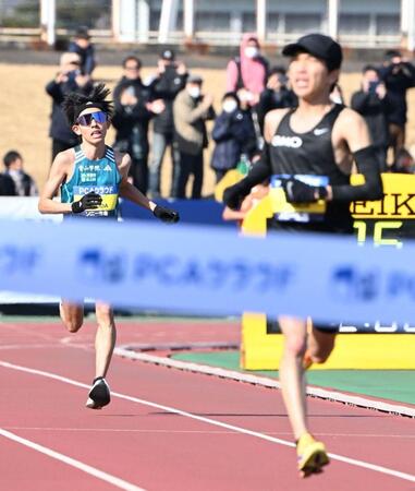 吉田祐也を懸命に追う黒田朝日（左）