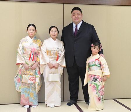 　整髪を終えて家族と記念撮影する水戸龍。左から長女・エンフジンさん、ダワスレン夫人、次女・イスンエルデンちゃん（撮影・開出牧）