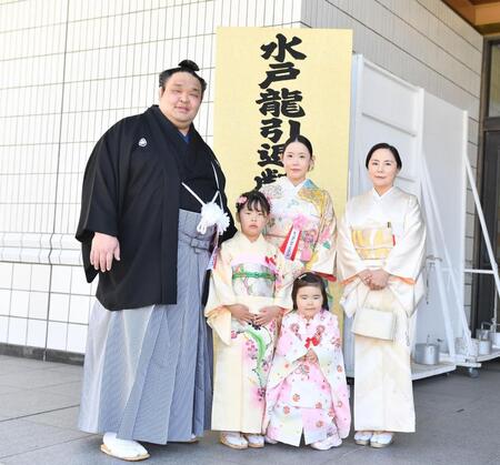 （左）。右からダワスレン夫人、長女・エンフジンさん、次女・イスンエルデンちゃん、三女・ツゥレンエルデンちゃん（撮影・開出牧）