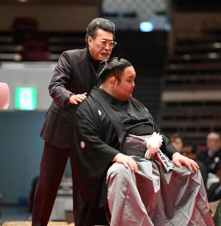 断髪式で水戸龍（左）をねぎらう桑野信義（撮影・開出牧）